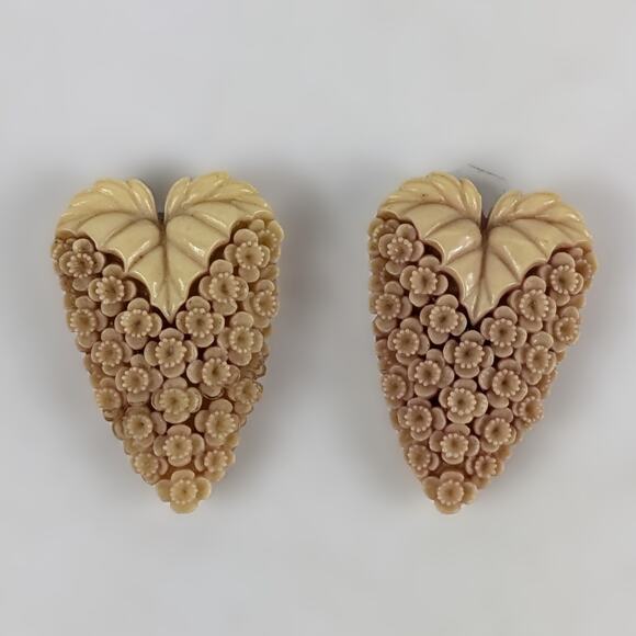 Vtg Celluloid Floral Heart Dress Clips Cream Beige Carved 1930s-50s Flowers - Picture 2 of 4
